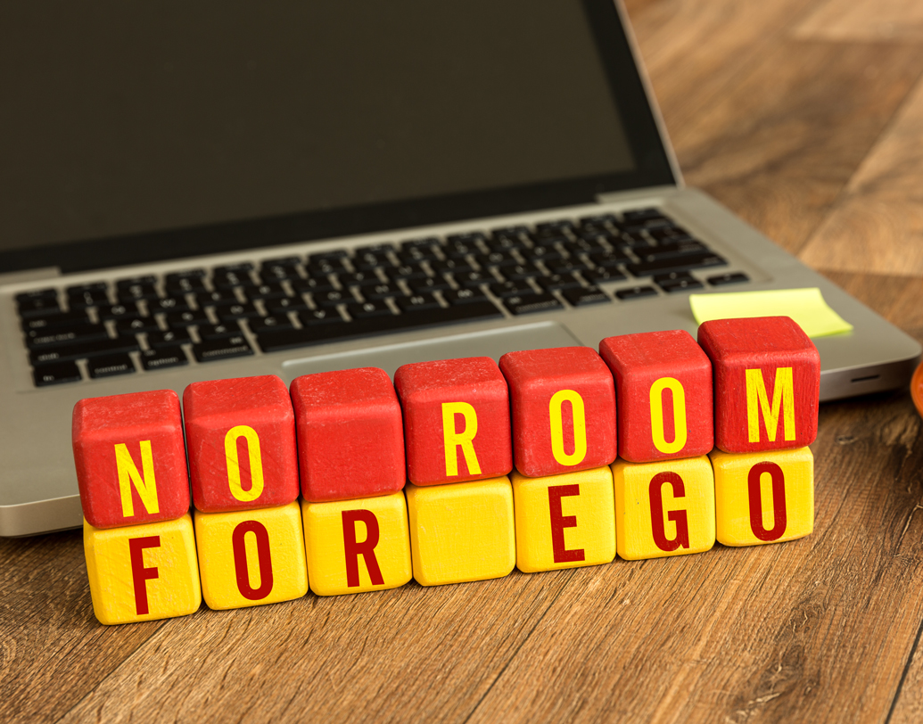 ইগো ঝাড়ুন: ইগো— এই মারাত্মক বোধ অকারণে স্থান-কাল-পাত্র ভুলে আমাদের পথ আগলে দাঁড়ায়। তাই সরি বলতে যাওয়ার আগে রাস্তা আটকে দিন ইগো-র। ভালবাসলে কখনও নত হতেই হয়। তাতে লজ্জা থাকে না, বরং কাছের মানুষের হৃদয় ছুঁয়ে হয়ে ওঠা যায় আরও প্রিয়। না বুঝলে বুঝবেন, ভালবাসায় গলদ আছে। ছবি: সাটারস্টক