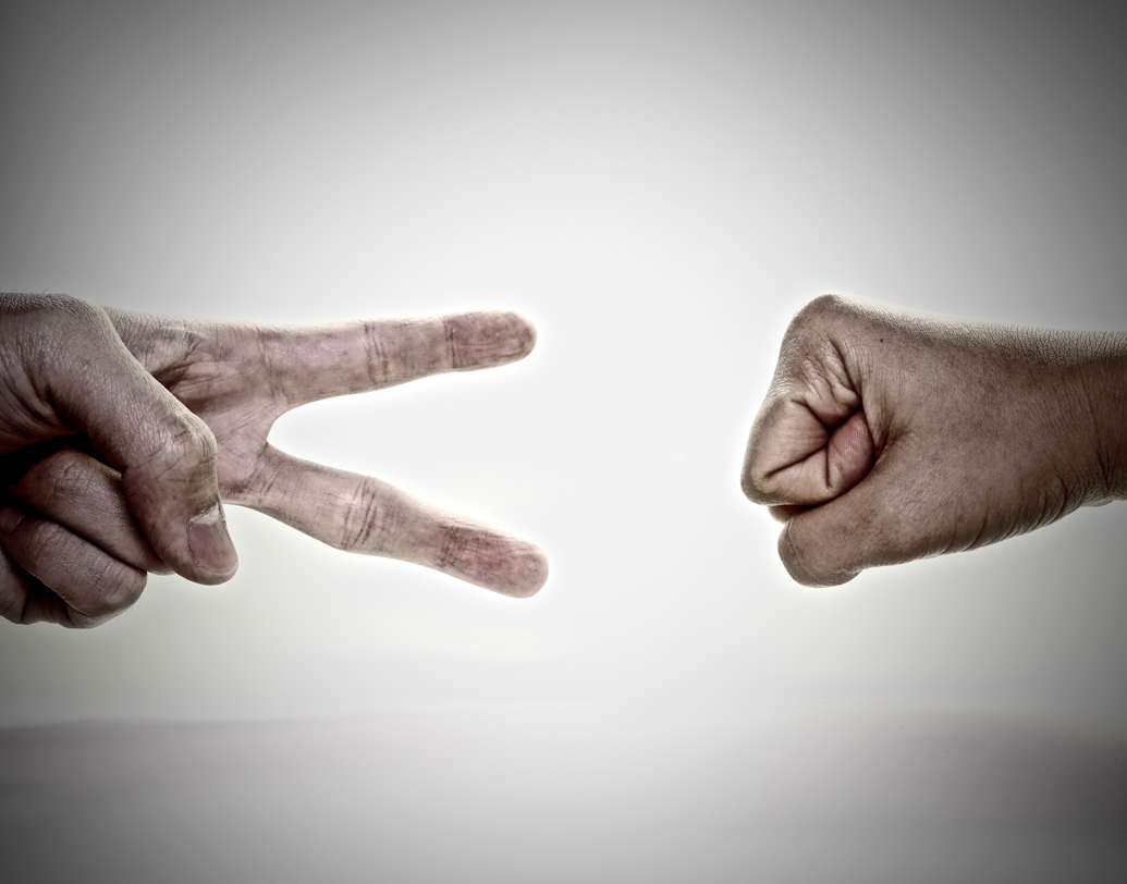 ও-ও তো দোষী: আপনিও দোষী তো? ব্যস, এটাই ‘সরি’ বলার জন্য যথেষ্ট। অন্য কে দোষী, কার দোষ সিকি ভাগ আর কার পর্বতপ্রমাণ সে ভাবনা ছেড়ে আঘাত করে ফেলেছেন বুঝলেই, ‘সরি’ বলুন। আঘাত যদি আপনার তরফেই কড়া হয়, তা হলে ‘সরি’-র দায়ও কিন্তু আপনার। ছবি: সাটারস্টক