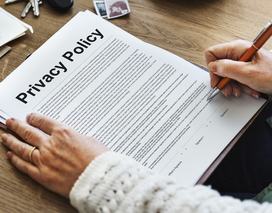 শর্ত বাদ: বলবেন ‘সরি’, তার আবার শর্ত কীসের অ্যাঁ? যদি তুমি এমন বলো... বা যদি আমি এমন করি... এ সব মূর্খামি বাদ দিন। শর্ত চাপিয়ে যেমন ভালবাসা যায় না, তেমন সে সবের শিকল পরিয়ে ‘সরি’ জানানোর মানে নেই কোনও। ছবি: সাটারস্টক