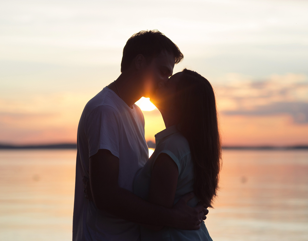 ভালবাসুন: সব সময় কেবল ‘সরি’-তে মন না উঠলে, ঝগড়া মেটাতে গিয়ে দেখা হলেই সরি-র বদলে চওড়া হাসুন। এতে আপনার আন্তরিকতা সামনে আসবে। ভাসবাসার প্রকাশ থাকুক আপনার আচরণে। চাইলে নিরালায় একান্তে সময় কাটান। দু’-একটা কাছের ছোঁয়াচ থাকুক না, ক্ষতি কী! দেখবেন, ‘সরি’ না বলেও কেমন কাজ হয়েছে।  ছবি: সাটারস্টক