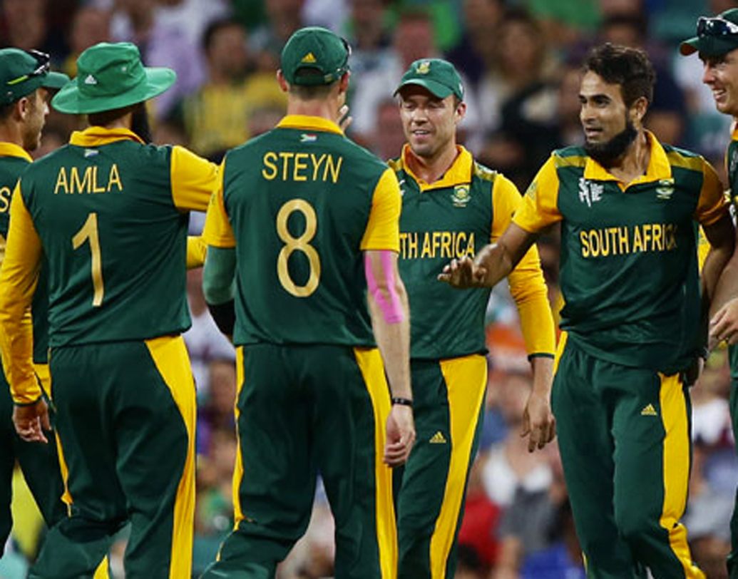 ভারতের থেকে ৯ পয়েন্ট কম পেয়ে তিন নম্বরে রয়েছে দক্ষিণ আফ্রিকা। এবি অবসর নিলেও দলে রয়েছেন অনেক প্রতিভাবান ক্রিকেটার যাঁরা যে কোনও মুহূর্তে ম্যাচের রঙ পাল্টে দিতে পারেন।