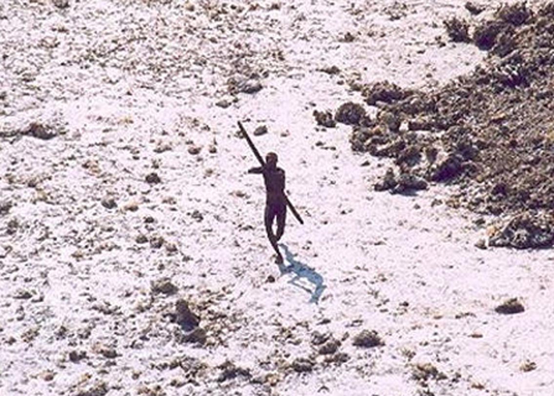 বিশেষজ্ঞদের মতে, সেন্টিনেল দ্বীপে থাকে সম্ভবত বিশ্বের শেষ উপজাতি যাঁদের উপরে এতটুকু ছাপ ফেলতে পারেনি আধুনিক সমাজ। সেন্টিনেল উপজাতিদের জীবনযাত্রা ঠিক কী রকম তা কারও জানা নেই। খুব কমই জানা গিয়েছে তাঁদের সম্পর্কে। কারণ তাঁরা নিজেদের রাজ্যে বাইরের জগতের নাক গলানো একেবারেই সহ্য করেন না।