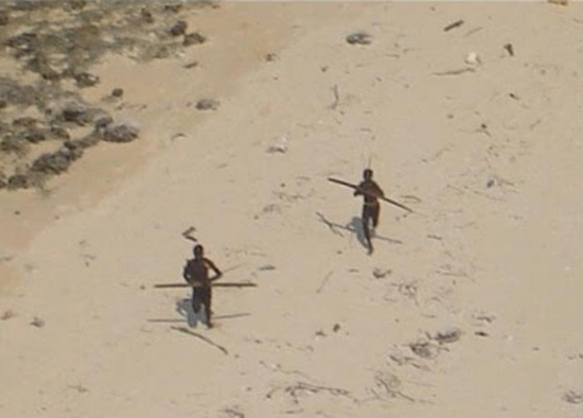 কিন্তু আধুনিক সমাজে মানাতে না পেরে রোগে আক্রান্ত হয়ে কয়েক মাসের মধ্যেই মারা যান তাঁরা। এই ঘটনার পর আধুনিক সমাজের প্রতি আরও ক্ষিপ্ত হয়ে ওঠে সেন্টিনেলরা।