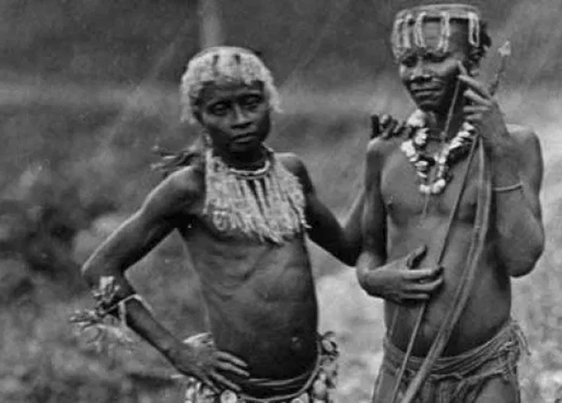 ১৯৬৭ সালে থেকে ভারত সরকার যোগাযোগ স্থাপনের চেষ্টা শুরু করে। ভারতীয় নৃতত্ত্ববিদ ত্রিলোকনাথ পণ্ডিতই প্রথম যিনি ১৯৯১ সালের ৪ জানুয়ারি আন্দামান-নিকোবরের এই দ্বীপে গিয়ে সেন্টিনেলদের সঙ্গে বন্ধুত্বপূর্ণ যোগাযোগ স্থাপন করতে সক্ষম হন।