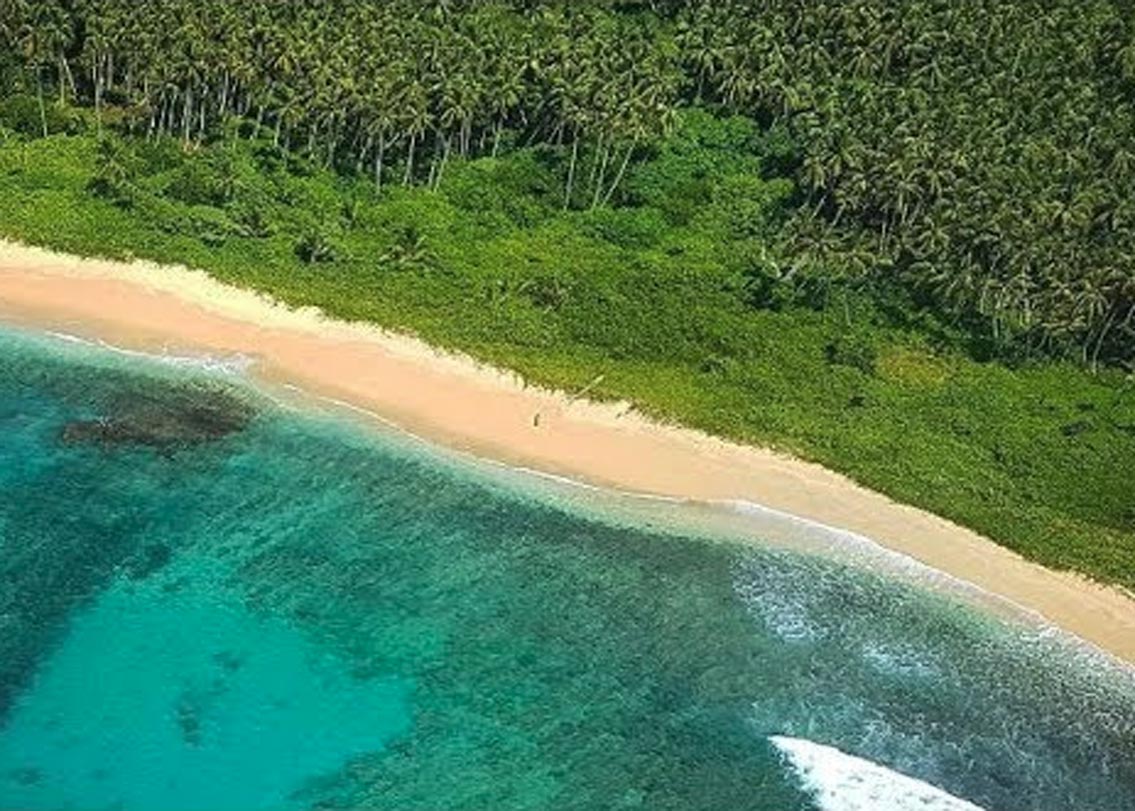 ২০০৪ সালে সুনামির পর হেলিকপ্টারে উত্তর সেন্টিনেল আইল্যান্ডে ত্রাণ নিয়ে গিয়েছিল ভারত সরকার। তখনও ত্রাণ নেওয়ার বদলে জঙ্গল থেকে বেরিয়ে অতর্কিতে পাল্টা আক্রমণ চালান তাঁরা। অবশেষে তাঁদের বিরক্ত না করার সিদ্ধান্ত নেয় ভারত সরকার। ওই দ্বীপ এবং তার চারপাশে ৩ নটিক্যাল মাইল পর্যন্ত সীমানা নিষিদ্ধ ঘোষিত হয়।