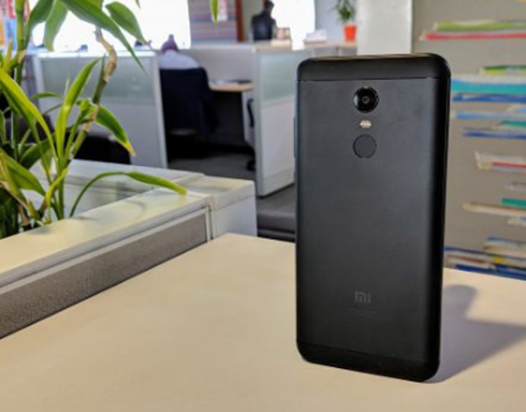 শাওমি রেডমি নোট ৫: চার হাজার এমএএইচ ব্যাটারি পাওয়ার রয়েছে এই ফোনে। ১২ হাজার টাকায় পেয়ে যাবেন এই ফোন। ৫.৯৯ ইঞ্চি ডিসপ্লে। ফ্রন্ট ক্যামেরা ৫ এমপি।