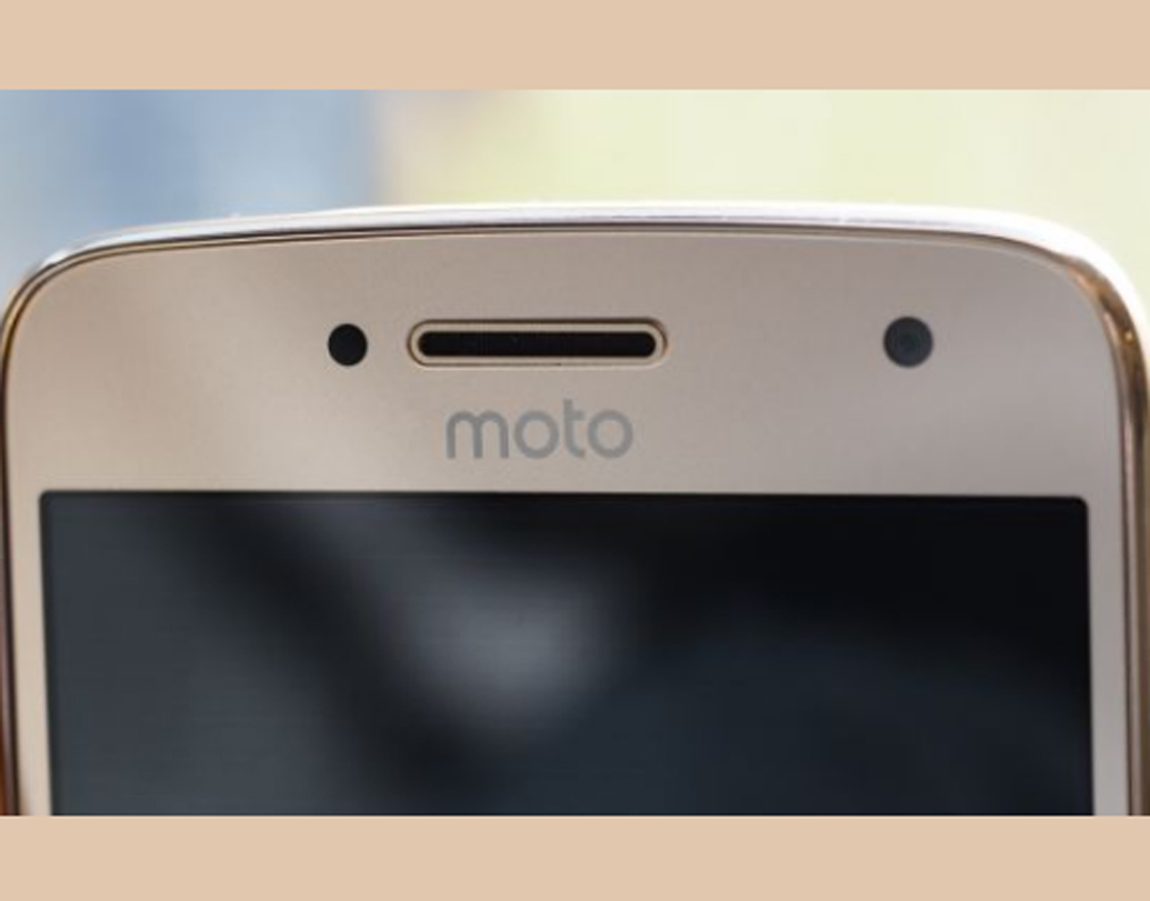 মোটো জি৫ প্লাস: ১৫৫ গ্রাম ওজনের ফোনটিতে ব্যাটারি রয়েছে ৩ হাজার এমএএইচ পাওয়ারের। ডিসপ্লে ৫.২ ইঞ্চি।১৩ হাজারের মধ্যে পেয়ে যেতে পারেন এই ফোন। অন লাইনে কিনলে আরও কিছুটা দাম কমতে পারে।