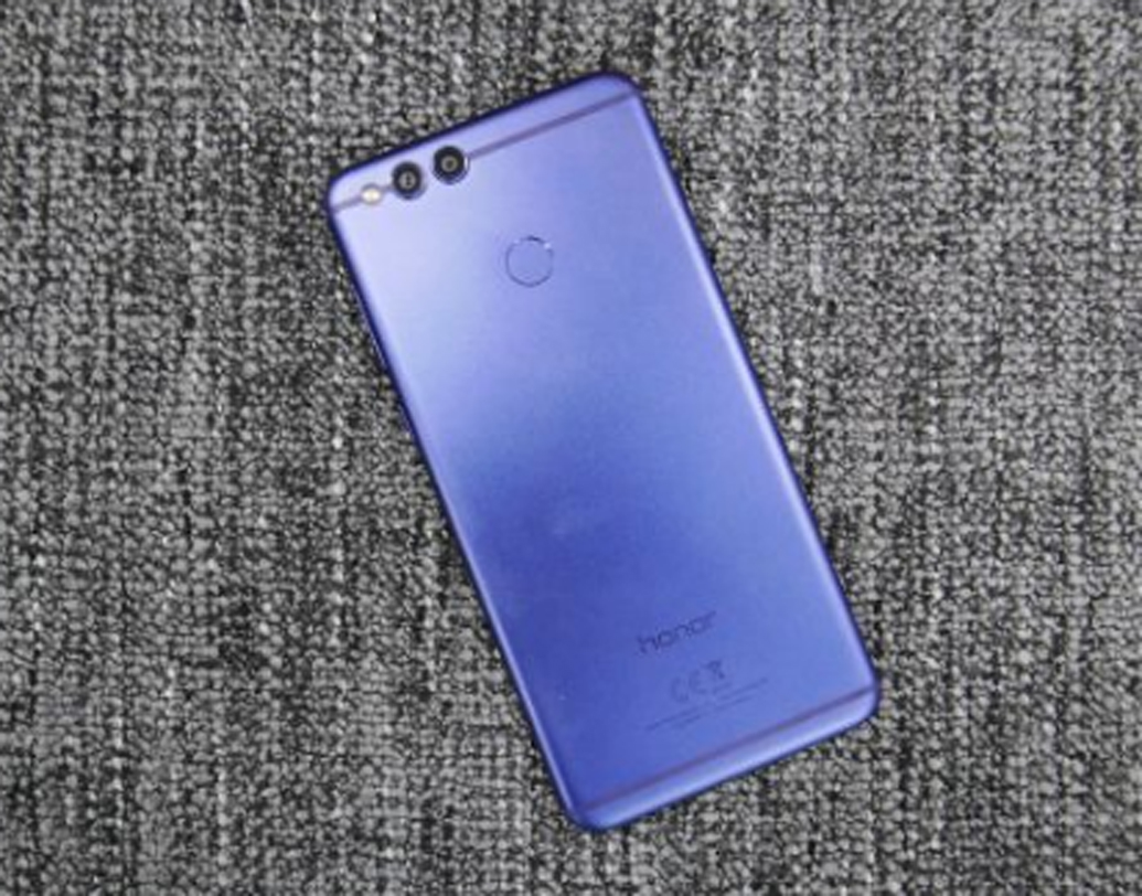 হনর ৭এক্স: হনর ৭এক্সের দাম ১২,৯৯৯-এর মতো। ব্যাটারি ৩৩৪০ এমএএইচ পাওয়ারের। এই ফোনের ওজন ১৬৫ গ্রামের মতো। ডিসপ্লে ৫.৯৩ ইঞ্চি। (প্রথমে দাম লেখা হয়েছিল দশ হাজারের মতো এবং ডিসপ্লে ৫ ইঞ্চি। তার বদলে হবে দাম ১২,৯৯৯-এর মতো, ডিসপ্লে ৫.৯৩ ইঞ্চি)