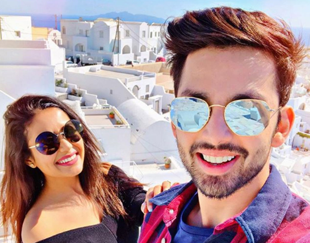 নেহা কক্করের ‘কালা চশমা’ গানটা মনে আছে তো? ‘বার বার দেখো’তে ক্যাটরিনা কইফ আর সিদ্ধার্থ কপূরের সঙ্গে সঙ্গে এক সময় গোটা দেশকেও দুলিয়ে দিয়েছিলেন নেহা। সেই নেহার সঙ্গে হিমাংশের দেখা হয় ‘ইয়ারিয়া’র সেটে। হিমাংশের  প্রথম ফিল্ম। সেখানে ‘সানি সানি’তে গেয়েছিলেন নেহা। সেই শুরু।