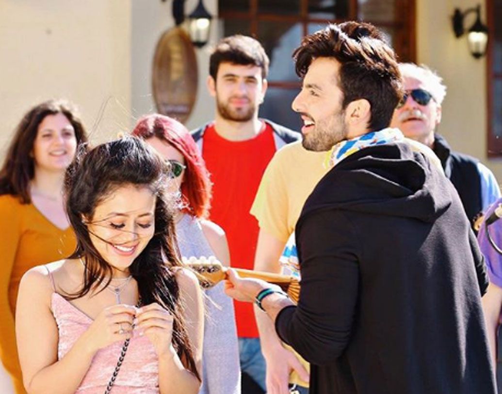 সম্প্রতি প্রথম বার অনস্ক্রিন শেয়ার করলেন দু’জনে। ‘ও হামসফর’ নামের এক মি‌উজিক ভিডিয়োতে দেখা গেল নেহা আর হিমাংশকে। রিলিজ হওয়ার সঙ্গে সঙ্গেই তা সুপারহিট।