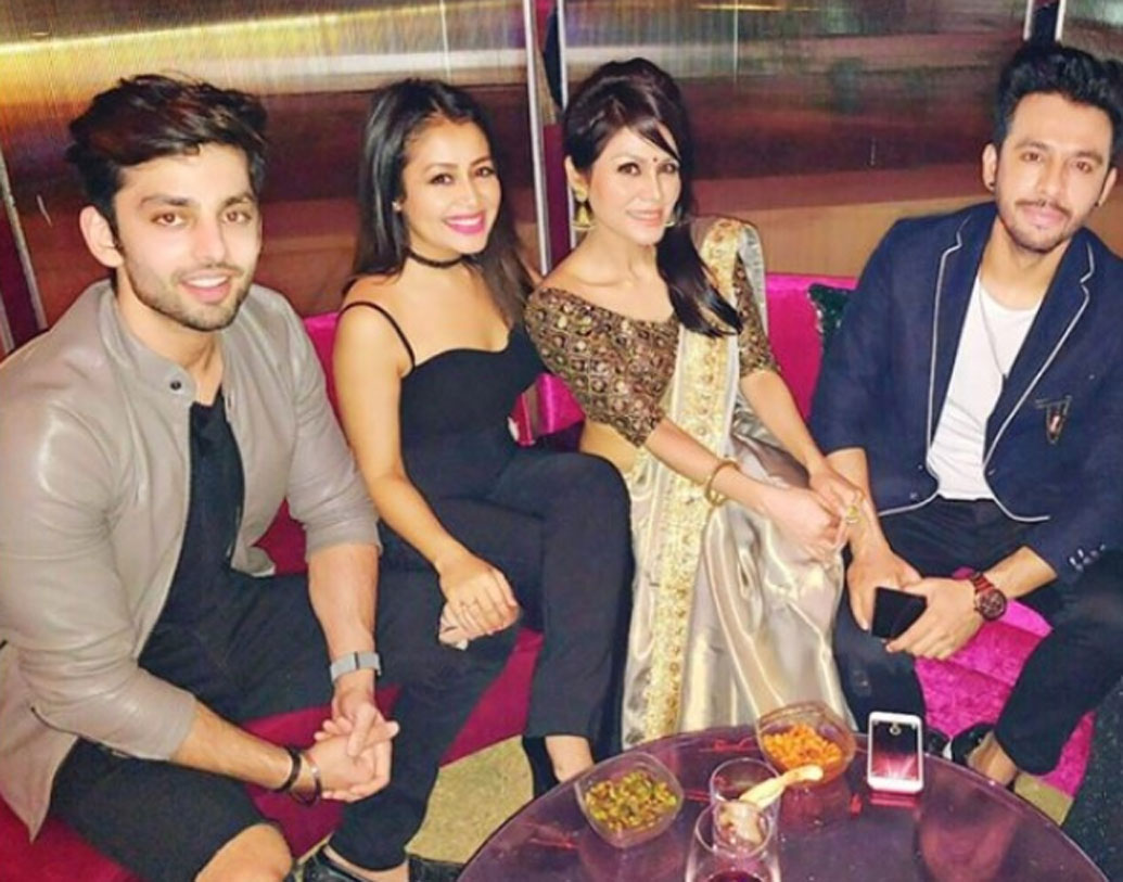 শুধু যে নিজেদের সঙ্গেই সময় কাটাচ্ছেন নেহা আর হিমাংশ, তা কিন্তু নয়। একে অপরের পরিবারের সদস্যদের সঙ্গেও মেলামেশা রয়েছে তাঁদের। ছবিতে দেখুন নেহার ভাই-বোন সোনু এবং টনি কক্করের সঙ্গে কেমন মিলেমিশে গিয়েছেন হিমাংশ।