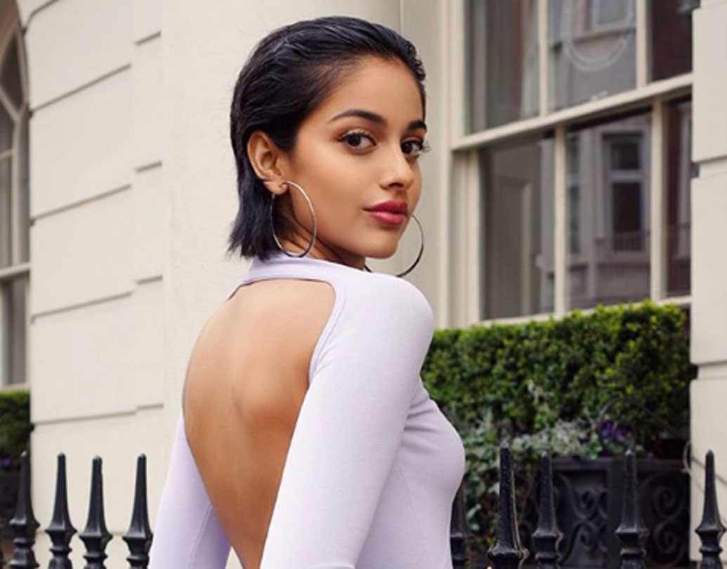 এ দেশে নয়, ব্রিটেনে জন্ম ভারতীয় বংশোদ্ভূত বনিতার। দ্বিতীয় বিশ্বযুদ্ধের পরেই বনিতার ঠাকুরদা পরিবার নিয়ে ব্রিটেনে পাড়ি দেন। তার পর থেকে সেখানেই থেকে গিয়েছেন তাঁরা।পঞ্জাবি ফ্যামিলিরএই অভিনেত্রীর পড়াশোনাও লন্ডনে। কিংস কলেজে থেকে ইংরেজি সাহিত্য নিয়ে।