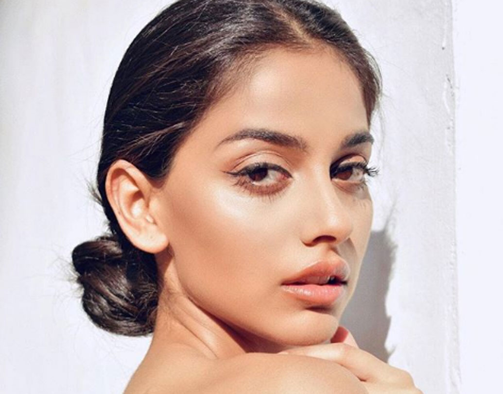 ৫ ফুট ৬ ইঞ্চির বনিতা জানিয়েছেন, বলিউড ফিল্ম দেখেই বড় হয়েছেন। শাহরুখ খান আর ঐশ্বর্যা রাই দারুণ ভক্ত হলেও কাজ করার ইচ্ছে রয়েছে ইরফান খান, আমির খান এবং আলিয়া ভট্টের সঙ্গে।