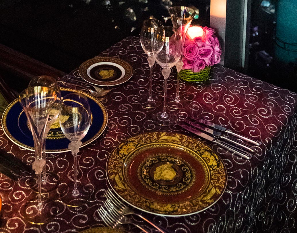 ক্যাসাব্লাঙ্কা, তাজ মুম্বই: এক কথায় স্বপ্নের ডাইন আউট। গথিক শিল্প ও নিজস্ব ডিজাইনার দিয়ে সাজানো এই রেস্তরাঁয় প্রিয়জনকে নিয়ে খেতে চাইলে রেস্ত পড়বে ভারতীয় টাকায় ১০ হাজার। উৎসবের মরসুমে সেফ স্পেশাল আইটেমে বাড়তে পারে দাম।