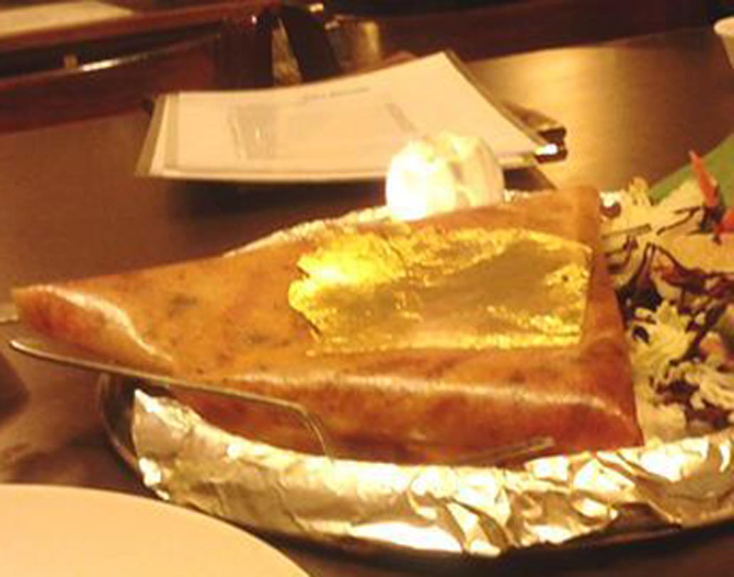 রাজভোগ, বেঙ্গালুরু: এখানকার মশালা দোসা ভারত বিখ্যাত। ত্রিকোণ পরোটার মতো করে মুড়ে দেওয়া দোসার উপর জড়ানো থাকে গোল্ড প্লেটেড ফয়েল। দাম পড়বে ১০১১ টাকা। কাউকে ট্রিট দিতে বাছবেন নাকি?