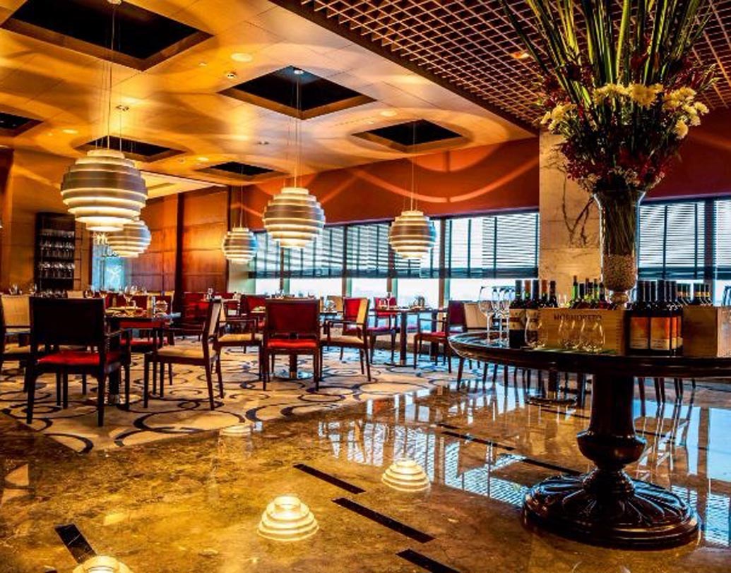 জ়ানোটা রেস্তরাঁ, লীলা কেমপেনস্কি, গুরুগ্রাম: সুসজ্জিত এই রেস্তরাঁয় দাম শুনলে পিলে চমকে যেতে পারে। স্প্যাগেটি ভালবাসেন? ১ হাজার ৪৫০ টাকা খরচ করলে মিলতে পারে তা। আর দু’জন মিলে খেতে গেলে পকেটে রাখুন কড়কড়ে ২০ হাজার।