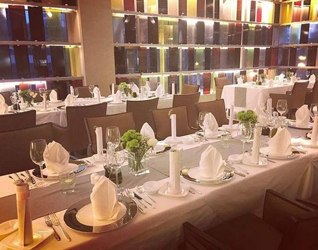 ভেট্রো রেস্তরাঁ, ওবেরয়, মুম্বই: দেশের সেরা ল্যাম্ব মেলে এই রেস্তরাঁয়। কেবল ‘র‌্যাক অফ ল্যাম্ব’-এরই দাম পড়বে ৪ হাজার টাকা। দু’জনের মিল নিলে সঙ্গে রাখুন ৪ হাজার ৫০০ টাকা।