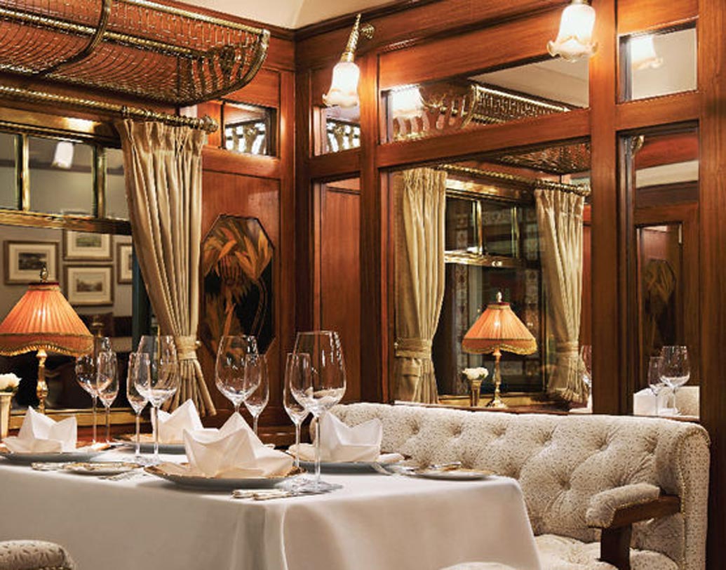 ওরিয়েন্ট এক্সপ্রেস, দিল্লি: সান্ধ্য এই রেস্তরাঁ যেন দিল্লি শহরের আভিজাত্যকেই বহন করে চলেছে। জাঁকজমকের এই রেস্তরাঁয় দু’জনের খেতে খরচ পড়বে ৯ হাজার ৫০০ টাকা। এদের সিগনেচার ডিশ কন ফেড চিকেনের দাম ৩ হাজার টাকা।