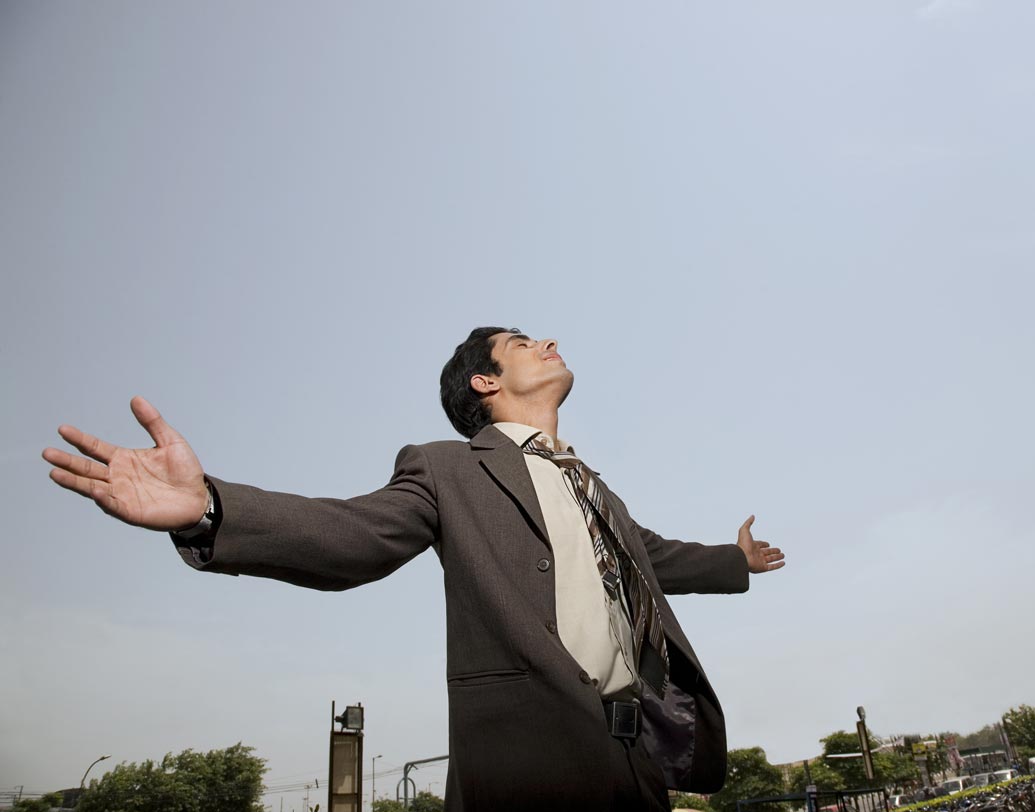 জোরে শ্বাস: এক কথায় ব্রিদিং এক্সারসাইজ, যা খুবই গুরুত্বেপূর্ণ। ইন্টারভিউ হল-এ ঢোকার আগে বড় করে শ্বাস নিন। শ্বাস ছাড়ুন অল্প অল্প করে। বার কয়েক এমন করুন। এতে স্ট্রেস কমে। বাড়ে আত্মবিশ্বাস। উদ্বেগ কমিয়ে শান্ত রাখে মন ও বুদ্ধিকে। ছবি: সাটারস্টক