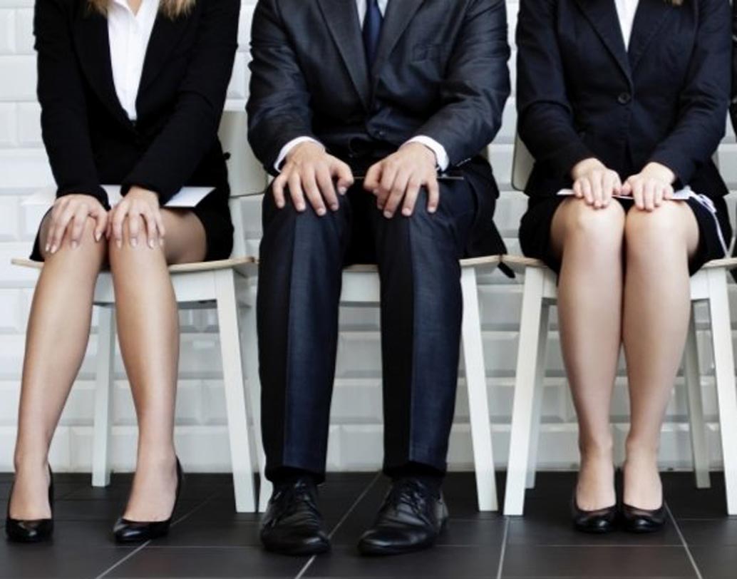 সোজা পিঠ, চোখে চোখ: প্রথম আর প্রাথমিক শর্ত কিন্তু এটাই। আপনার বডি ল্যাঙ্গুয়েজই ব্যক্তিত্বের পরিচায়ক। তাই পরীক্ষা গ্রহণকারীর সামনে সে ভাবেই বসুন, যাতে কোনও জড়তা ধরা না পড়ে। প্রশ্নের উত্তর দিন চোখে চোখ রেখে, হাসি মিখে। ‘আই কনট্যাক্ট’-এর প্রভাব কিন্তু অনেক। এটাতেই ধরা পড়ে এক জনের ঋজু মানসিকতা ও আত্মবিস্বাস