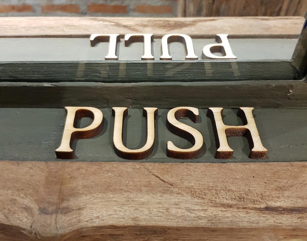 পুল-পুশ: আরও এক জরুরি বিষয়। দরজা ঠেলে ইন্টারভিউতে ঢোকার আগেই মাথায় রাখুন ‘পুল’ করে ঢুকলেন নাকি ‘পুশ’ করে? বেরনোর সময় মাথায় রাখুন সেটা। অনেক ক্ষেত্রে স্মৃতিশক্তি ও মানসিক স্থিরতা যাচাই করতে এই বিষয়টি নজরে রাখেন পরীক্ষকরা। ছবি: সাটারস্টক