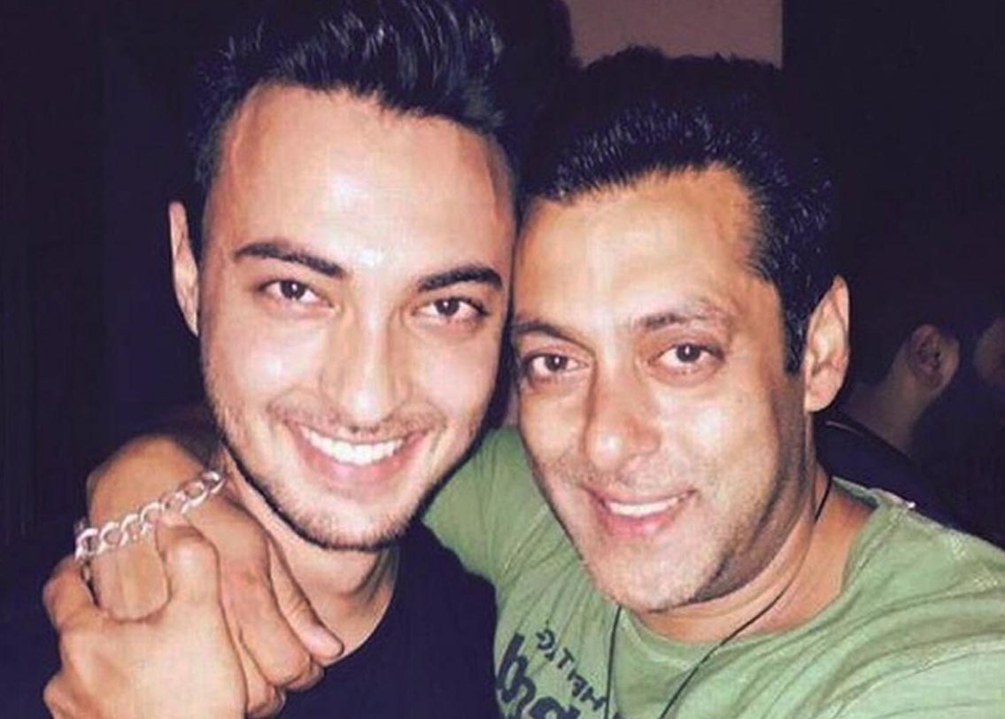 ইন্ডাস্ট্রিতে কত জনকে যে সলমন খান সাহায্য করেছেন তা সকলেরই জানা। কিন্তু যদি স্টার-কিডদের সাহায্যের কথা বলতে হয়, তা হলে সুনীল দত্তের মেয়ে আথিয়া আর আদিত্য পাঞ্চোলির ছেলে সূর্যের কথা বলতে হয়। আর বর্তমানে বোনের স্বামী আয়ুষ শর্মাকে সাহায্য করছেন তিনি। আয়ুষের নতুন ফিল্ম ‘লভরাত্রির’ শুটিং চলছে।