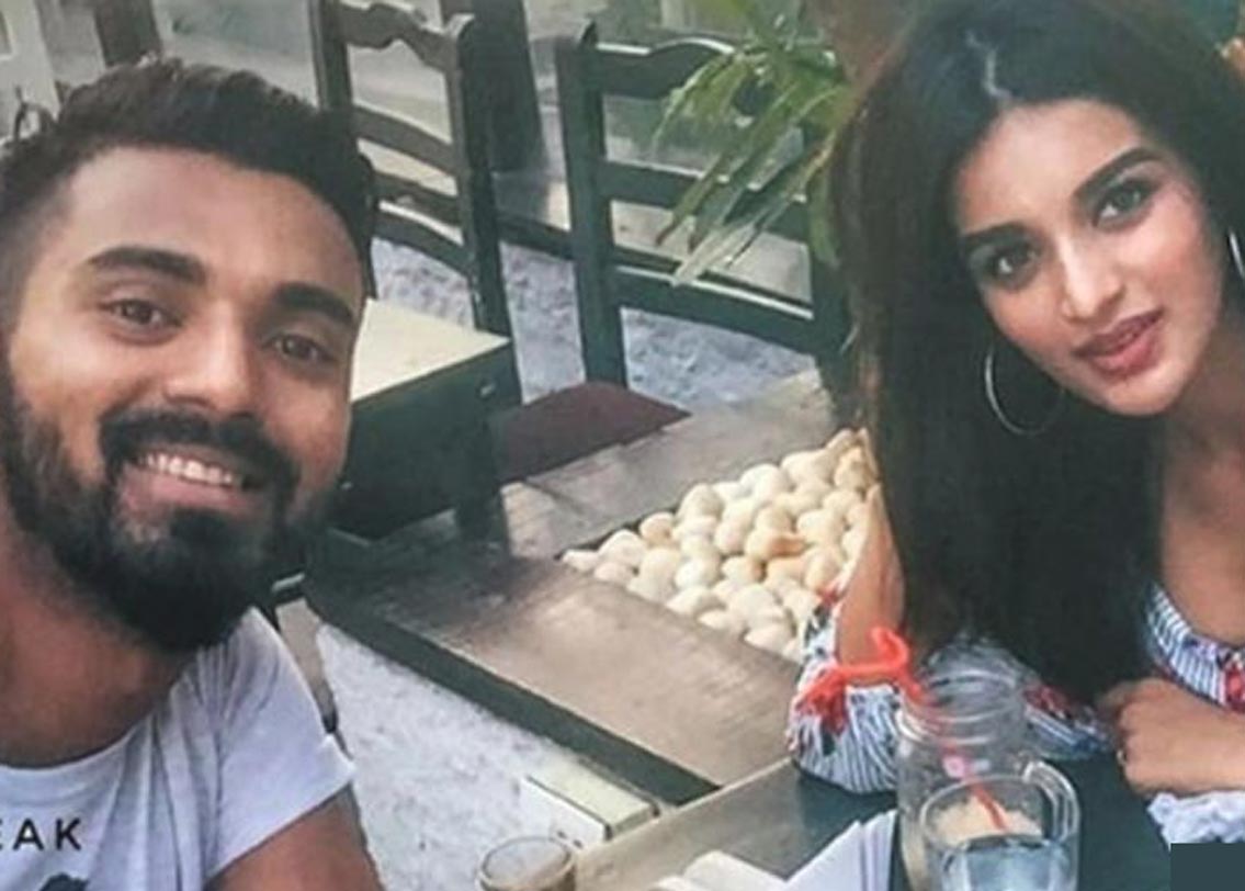 সোশ্যাল মিডিয়ায় রাহুলের এক ফ্যানক্লাব সেই ছবি পোস্ট করে। তারপর থেকেই সোশ্যাল মিডিয়া ভরে গিয়েছে তাঁদের ছবিতে। তাঁরা নাকি ডেট করছেন, এমনই মত রাহুল-নিধি ভক্তদের।