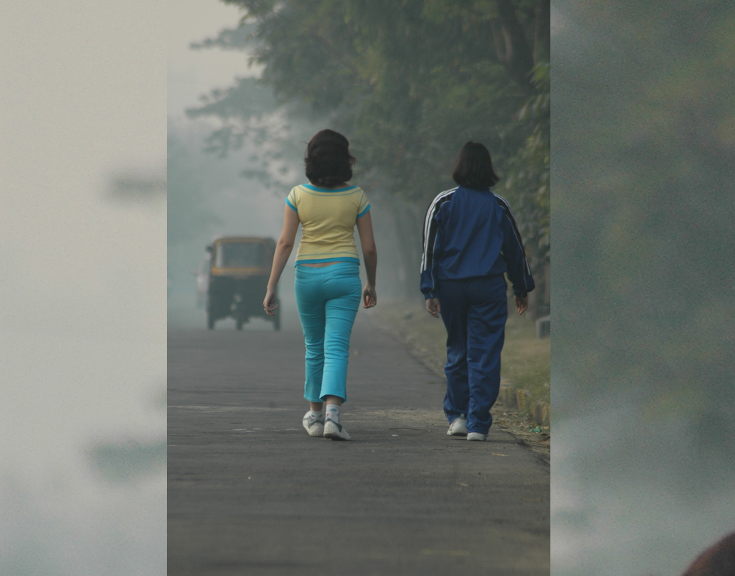 সব সময়েই ব্যস্ত! হাঁটার সময় একেবারেই পান না। চল্লিশের পর থেকে এই অভ্যাস বদলে ফেলুন। প্রতি দিন অন্তত ৪৫ মিনিট হাঁটুন। এতে মেটাবলিজম বাড়বে। ফলে শরীরে অতিরিক্ত মেদ জমার হাত থেকে বাঁচবেন।