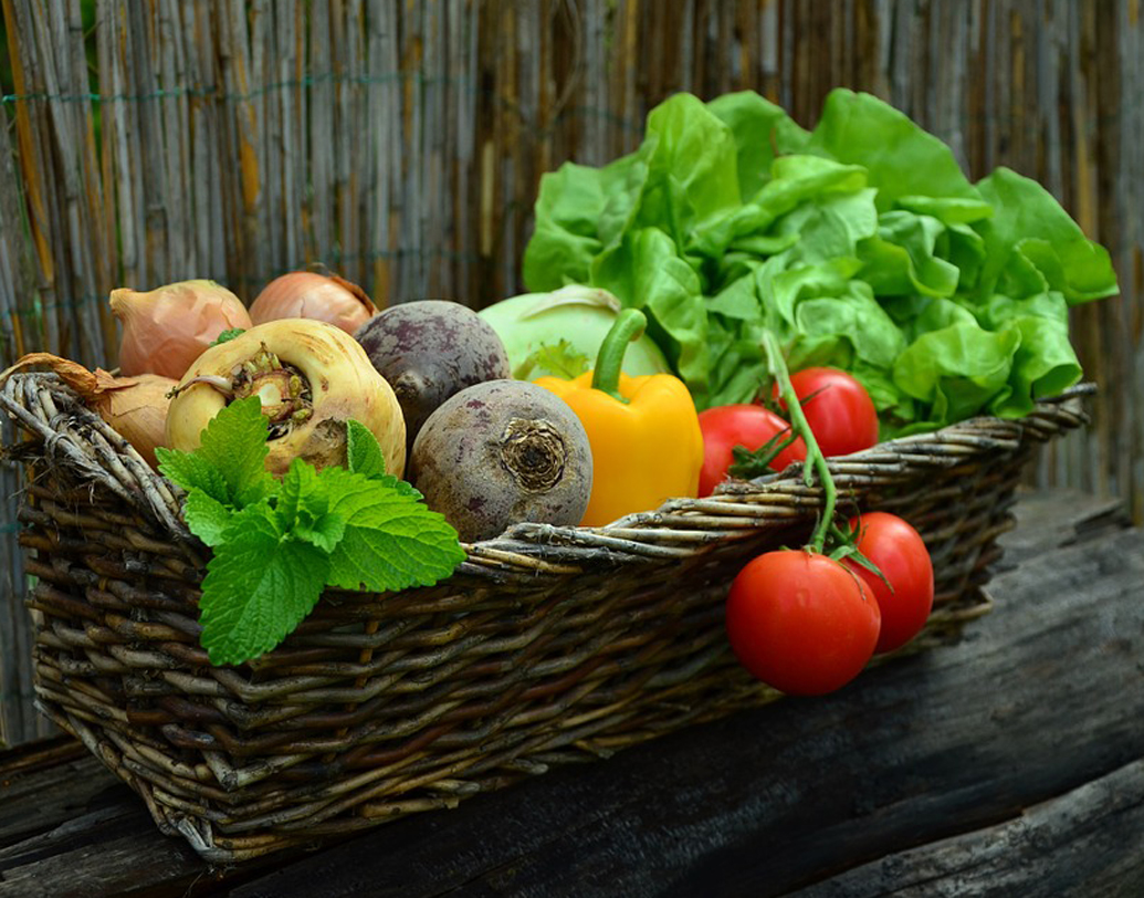 বন্ধুবান্ধবের সঙ্গে নিয়মিত পার্টি-লেটনাইট-ইটিং আউট করেন? চল্লিশের কোঠা পেরোলে তাতে রাশ টানুন। বরং প্রতি দিনের ডায়েটে পালং শাক, ব্রকোলি, ফুলকপি, টোম্যাটো, অঙ্কুরিত ছোলার মতো ফাইবারযুক্ত খাবার রাখুন। এতে কোলেস্টরল, ব্লাড সুগার, প্রেসার এবং ওজন নিয়ন্ত্রণে থাকবে।