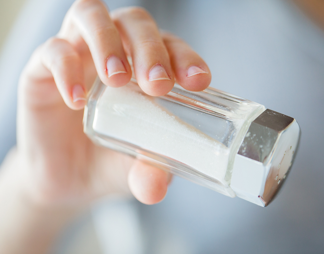 সঠিক পরিমাণে খাওয়াটা জরুরি বটে। পাশাপাশি খাবারে কতটা নুন খাবেন, তা খেয়াল রাখাটাও জরুরি। বেশি নুন খেলে তার প্রভাব পড়ে ব্লাড প্রেসারে। কারণ তাতে শরীরে অতিরিক্ত জল জমা হয়ে রক্তচাপ বেড়ে যায়। উচ্চ রক্তচাপের ফলে কি়ডনি, রক্তনালী বা হার্টেও প্রভাব প়ড়ে। ফলে খাবারে নুনের পরিমাণ কমিয়ে ফেলুন।