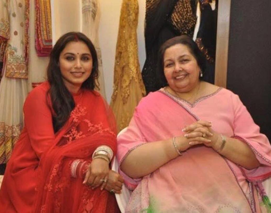 রানি মুখোপাধ্যায়-পামেলা চোপড়া: ২০১৪ সালে আদিত্য চোপড়ার সঙ্গে গাঁটছড়া বাধেন রানি। নানা বিতর্ক, জল্পনা-কল্পনার অবসান ঘটিয়ে চার হাত এক হয়। তবে, আদিত্যের মা পামেলার সঙ্গে নাকি সম্পর্ক খুবই মধুর রানির। রানির শুট চলার সময়ে পামেলাকে খাবার নিয়ে আসতে দেখা গিয়েছে। নায়িকা জানিয়েছেন, শাশুড়ির সঙ্গে নাকি অনেক কথাই শেয়ার করেন তিনি।