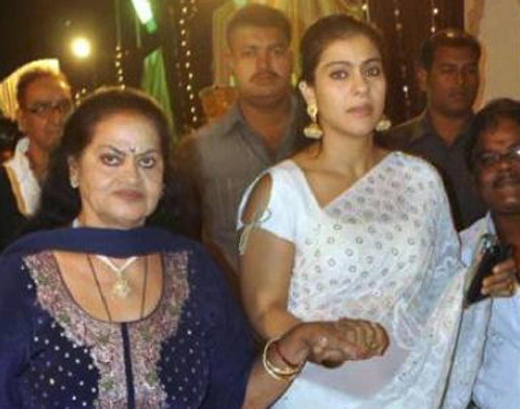 কাজল-বীণা দেবগন: টক-ঝাল নয়, বরং মিষ্টি-মধুর সম্পর্ক কাজল এবং অজয় দেবগনের মা বীণা দেবগনের। ১৯৯৯ সালে চার হাত এক হয় অজয়-কাজলের। বি-টাউনে ‘হ্যাপি কাপল’দের তালিকায় প্রথম সারিতেই রয়েছেন এই সেলেব জুটি। বীণাকে নাকি শাশুড়ি নয়, মা হিসেবেই দেখেন কাজল। শুটের জন্য দু’জনে বাইরে থাকলে ছেলেমেয়েদের দেখভালের দায়িত্বও থাকে বীণারই উপর।