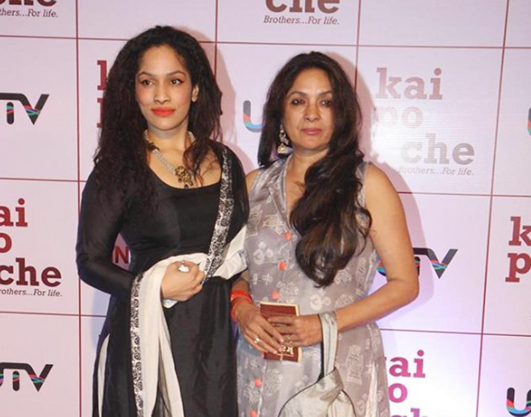 নীনা গুপ্তা: ১৯৮৯ সালে ক্রিকেটার ভিভ রিচার্ডসের সঙ্গে নীনার সম্পর্ক নিয়ে তোলপাড় হয়েছিল গোটা দেশ। নায়িকা জানিয়েছিলেন, রক্ষণশীল সমাজের কম চোখ রাঙানি সহ্য করতে হয়নি তাঁকে। কিন্তু নিজের সিদ্ধান্তে বরাবরই অটল ছিলেন তিনি। বর্তমানে সেলিব্রিটি ফ্যাশন ডিজাইনার মাসাবা গুপ্তার গর্বিত মা নীনা সমাজের কাছে সত্যিই আদর্শ স্বরূপ।