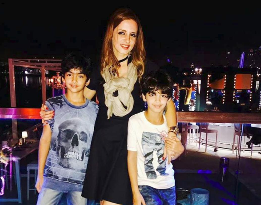 সুজান খান: ২০১৪ সালে বিবাহবিচ্ছেদ হয় হৃতিক-সুজানের। বাল্যপ্রেমের এ হেন সমাপ্তিতে বেশ অবাকই হয়েছিল সিনে মহল। ডিভোর্সের পর এখন দুই ছেলেকে একাই সামলাচ্ছেন সুজান। তবে, ডিভোর্সের পরও দেখা গিয়েছে সুজান-হৃতিকের বন্ধুত্ব বদলায়নি এতটুকু। দুই ছেলেকে নিয়ে হঠাত্ ডিনারের প্ল্যান, সিনেমা দেখা বা বিদেশ ভ্রমণ— সবই চলে নিয়ম মেনেই।