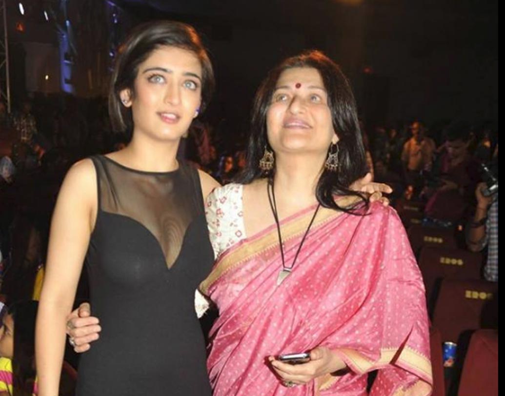 সারিকা: দক্ষিণী সুপারস্টার কমল হাসনের সঙ্গে একসময় লিভ ইন সম্পর্কে ছিলেন সারিকা। পরে, তাঁকে বিয়ে করেন। কিন্তু নানা কারণে ২০০৪ সালে সেই বিয়ে ভেঙে যায়। বর্তমানে দুই মেয়ে শ্রুতি এবং অক্ষরাকে নিয়েই সংসার সারিকার।