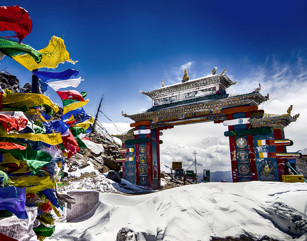 তাওয়াং, অরুণাচল প্রদেশ: সবুজ ঘেরা উপত্যকার কোলে ছোট্ট গ্রাম তাওয়াং। স্বাভাবিক ভাবেই বেড়ানোর জন্য সুপরিচিত নয়। অথচ, এখানে এলে বুঝবেন, প্রকৃতির কাছাকাছি থাকা কাকে বলে! কলকাতা থেকে গুয়াহাটি নেমে ইন্টারসিটি ধরে পৌঁছে যান তেজপুর। তার পর মাত্র ২০০ টাকা বাসভাড়ায় তাওয়াং। দিন তিনেকের বেড়ানোয় থাকা-খাওয়া মিলিয়ে খরচ হবে ৪ হাজার মতো। ছবি: সাটারস্টক.