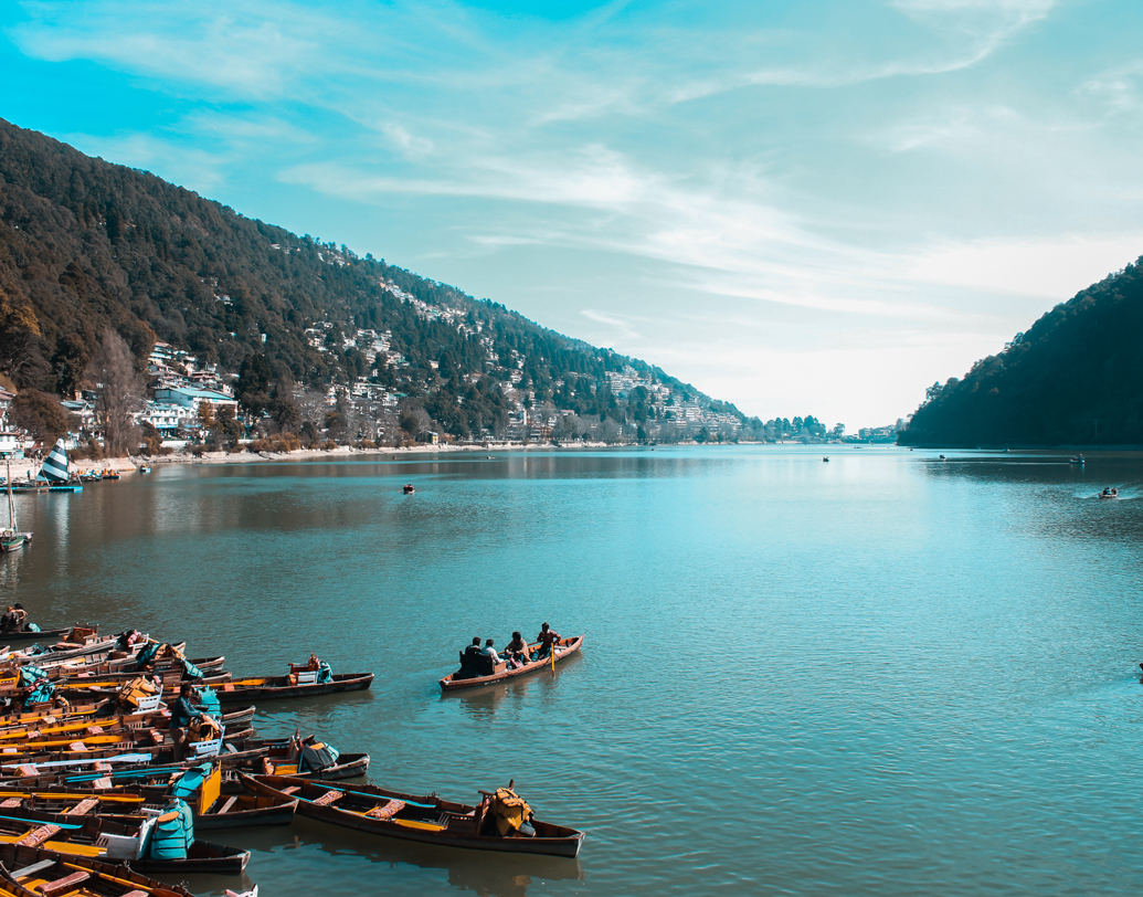 নৈনিতাল, উত্তরাখণ্ড: আহা! হ্রদের হাত ধরে থাকা সুন্দরী নৈনিতাল পর্যটকদের বরাবর প্রিয়। হাওড়া থেকে কাঠগোদাম পৌঁছে সেখান থেকে ৭০-৮০ টাকার শেয়ার গাড়িতে চলে যান নৈনিতাল। অসংখ্য পকেট ফ্রেন্ডলি হোটেল পাবেন। স্পটে গিয়েও বুক করতে পারেন ঘর। থাকা-খাওয়া মিলিয়ে জনপ্রতি তিনদিনের খরচ পড়বে ৩৫০০ টাকা। ছবি: সাটারস্টক।