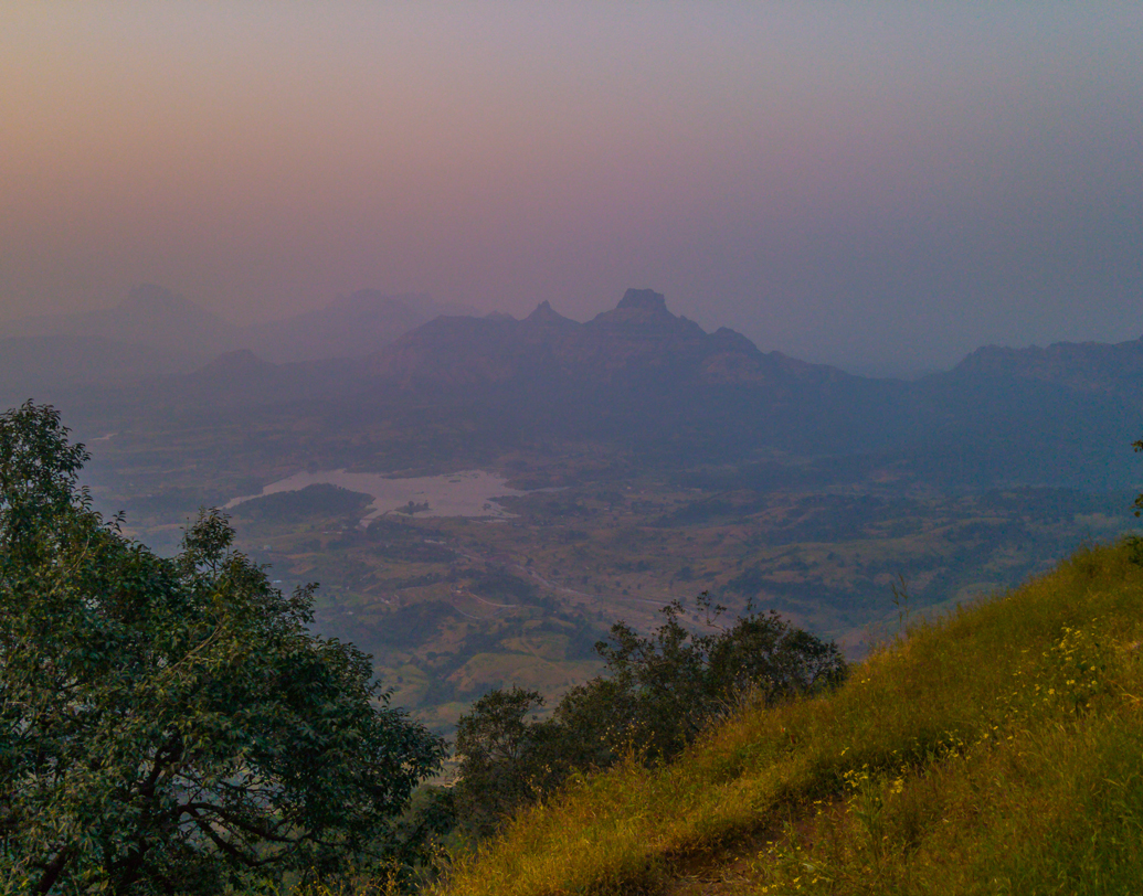 মাথেরান, মহারাষ্ট্র: পশ্চিমঘাট পর্বতমালার সহ্যাদ্রি শিখর লাগেয়া মাথেরান না গেলে পাহাড়ের শান্তি টের পাওয়া যায় না। মুম্বই থেকে ডেকান এক্সপ্রেস ধরে চলে যান নেরাল, সেখান থেকে শেয়ার গাড়িতে পৌঁছন মাথেরান। দিন তিনেকের থাকা-খাওয়ার খরচ ধরে রাখুন ৩-৪ হাজার। উপভোগ করুন পাহাড়, হ্রদ, মন্দিরে মেশানো এই স্বল্প পরিচিত জায়গা। ছবি: সাটারস্টক।