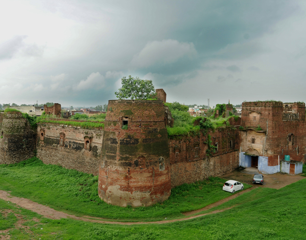 চণ্ডিগড়: চণ্ডিগড়কে কেন্দ্র করে হিমাচলের নানা জায়গা যাওয়ার গাড়ি মেলে। সেসব ছেড়ে এ বার মন দিয়ে ঘুরে আসুন চণ্ডিগড়েই। চুটিয়ে উপভোগ করুন রক গার্ডেন, নেপলি রিজার্ভ ফরেস্ট, গার্ডেন অফ ফ্র্যাগরেন্স, বাটারফ্লাই পার্ক। দিন তিনেকের ঘুরে বেড়ানো, একটু ভাল করে থাকা-খাওয়া পুষিয়ে যাবে ৬০০০-এর মধ্যে। নিজস্ব ছবি।।