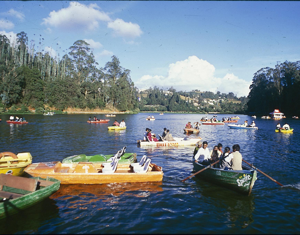 উটি, তামিলনাড়ু: ‘উটি খুব খরচের’— এ ধারণা থাকলে আগে তা সরান। উটিতে নানা বাজেট হোম স্টে শুরু হয়েছে। চেন্নাই, বেঙ্গালুরু বা মাইশুরু থেকে সরকারি এসি বাসে পৌঁছে যান উটি। গোটা রাতের এ জার্নি আরামদায়ক। উটি লেকে বোটিং করুন। ঘোড়ায় চড়ুন। প্রকৃতিকে ভালবাসুন। ভাল করে ঘুরতে দিন তিনেকের খরচ ৫০০০ টাকার মধ্যে। নিজস্ব চিত্র ।
