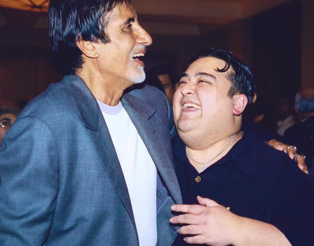 সালটা ২০০০। ‘মুঝকো ভি তো লিফট কারা দে’-র সঙ্গে নেচে উঠেছিল গোটা দেশ। র‌্যাপ, পপের বাজারে একটু অন্যরকম তাজা হাওয়া এনে দিয়েছিলেন আদনান। সুরেলা কণ্ঠের ওই গায়ক প্রথম ঝলকেই মন কেড়েছিলেন লক্ষ লক্ষ দেশবাসীর। একে একে আরও অ্যালবাম, আরও খ্যাতি। মোটাসোটা, গোলগাল চেহারার গায়কের কিন্তু তাতে মন ভরেনি। কারণ একটাই তাঁর অতিস্থূলতা।