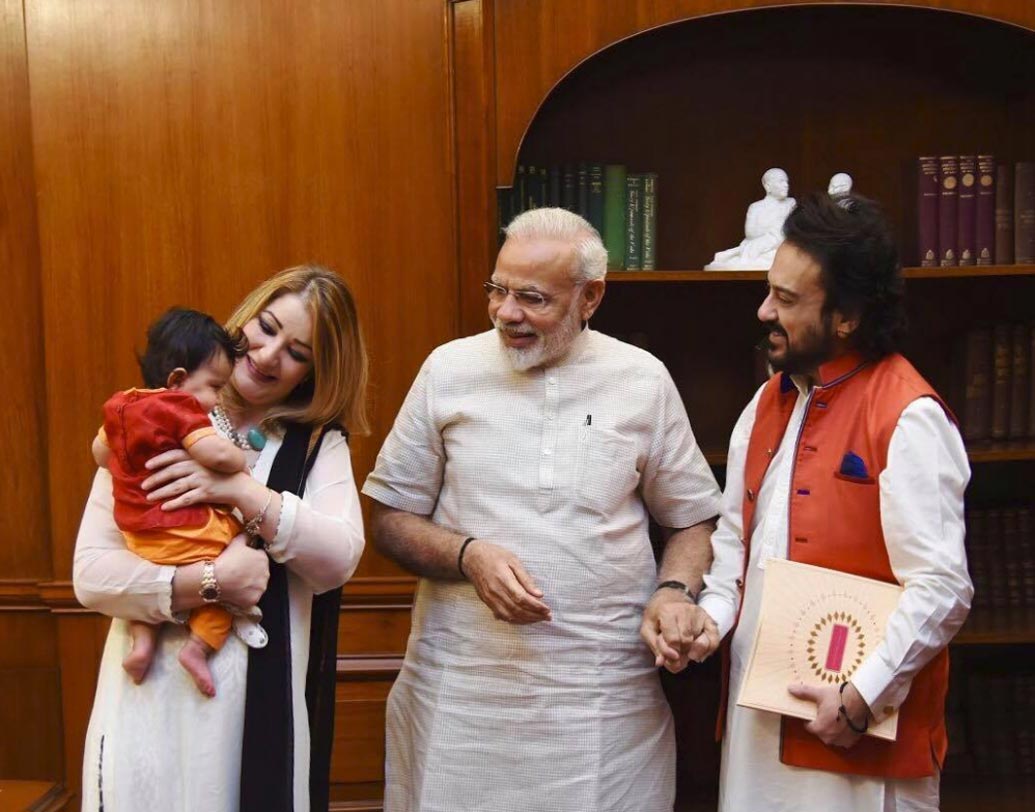 প্রতি মাসে ১০ কিলোগ্রাম করে ওজন ঝরিয়েছেন আদনান। ১৬ মাসের মধ্যে ১৫৫ কিলো ওজন ঝরিয়ে এখন তাঁর ওজন ৬৫ কিলোগ্রাম। ২০১৩ সালে ফের যখন পর্দায় ধরা দেন গায়ক, গোটা দেশ তাঁর নতুন লুক দেখে চমকে ওঠে। মেকওভারের পর আদনান নিজেও খুব খুশি। গায়ক বলেছেন,‘‘আগে নিজের পায়ের পাতা দেখতে পেতাম না। আর এখন অনেক ফিট এবং ঝরঝরে লাগে। মানসিক অবসাদও চলে গিয়েছে।’’