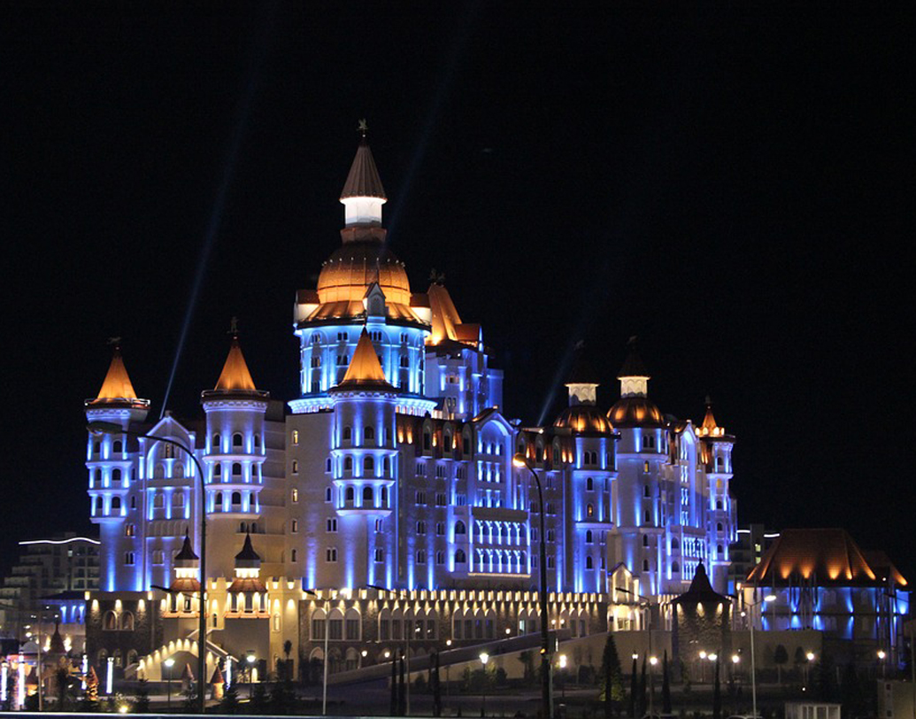 সোচি: রাশিয়ার ‘গ্রীষ্মকালীন রাজধানী’ বলা হয় সোচিকে। কেন জানেন?  গ্রীষ্মাবকাশ কাটানোর জন্য এখানেই আছে দেশের বৃহত্তম সমুদ্র তীর। রৌদ্রজ্জ্বল দিন, আনন্দমুখর নৈশ জীবন আর নুড়ি-পাথরে ঢাকা একাধিক সমুদ্র তট এই শহরের প্রাণভোমরা। এখানকার স্টেডিয়ামে খেলা তো দেখবেনই, তবে সুযোগ পেলে বেড়িয়ে আসতে ভুলবেন না যেন।