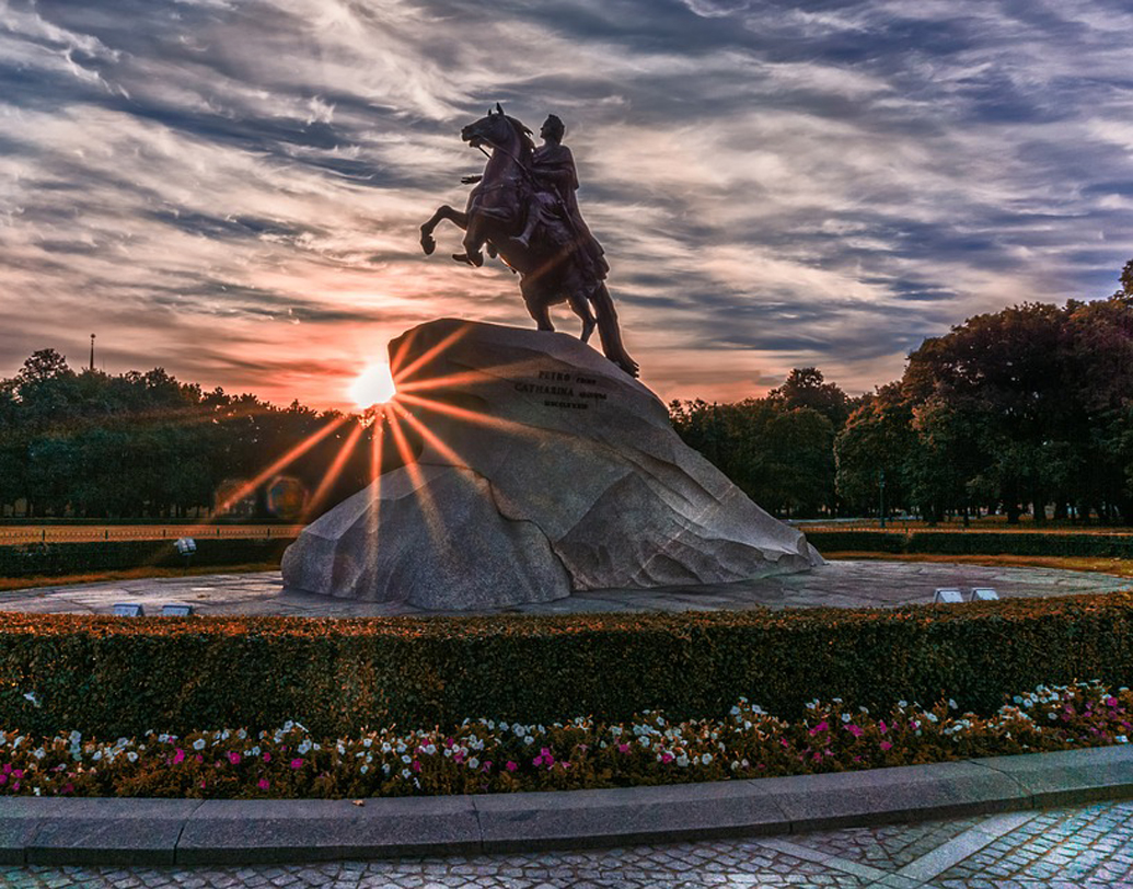সেন্ট পিটার্সবার্গ: এই শহরের কথা বলতে গেলে প্রথমেই বলতে হবে স্টেট হার্মিটেজ মিউজিয়ামের কথা। এত সুন্দর সংগ্রহশালা পৃথিবীতে খুব কমই আছে। সুন্দর অট্টালিকার এই শহরে সময় কাটাতে এলে সঙ্গে রাখুন প্রিয়জনকে। গথিক নকশা আর আধুনিকতার মেলবন্ধনে তৈরি এই শহরের বহুতলের কারুকাজ পর্যটকদের অন্যতম আকর্ষণ। স্টেডিয়ামের কারুকাজও দেখার মতো।