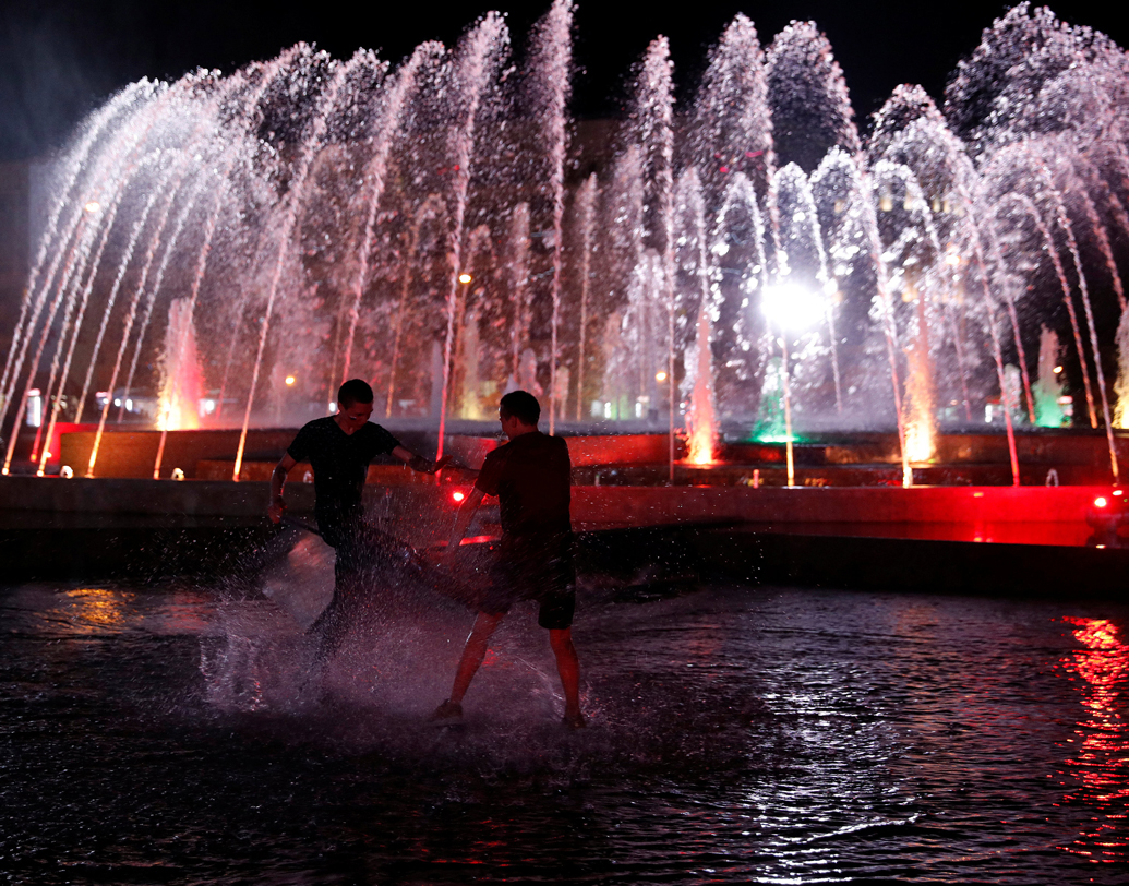 সারানস্ক: রিপাবলিক অব মারডোভিয়ার রাজধানী সারানস্ক। ২০১৮-র ফিফা বিশ্বকাপের থিম পার্কও খোলা হয়েছে এই শহরে। অপূর্ব সুন্দর এই শহরের রাত বড় মায়াবী। আলোর খেলা ও নৈশ জীবনের টানে কখনও না কখনও ঘুরে আসতে মন চাইবে।