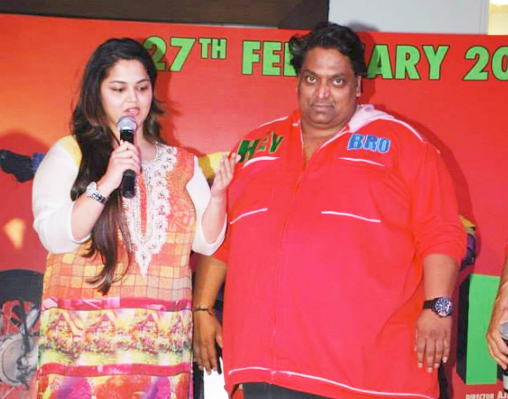 গণেশ-বিধি: ক্যাটরিনার ‘চিকনি চামেলি’ হোক বা ‘অগ্নিপথ’-এ হৃতিকের মুভমেন্ট— যা দেখে আপনি মুগ্ধ হয়েছেন তার নেপথ্য কারিগর আসলে গণেশ আচার্য। বলিউডের এই স্টার কোরিওগ্রাফারের স্ত্রী বিধিরও গুণ কম নয়। ২০১৫ সালে তাঁদের বিয়ে হয়। বিধি বর্তমানে প্রযোজক হিসেবে কাজ করছেন।