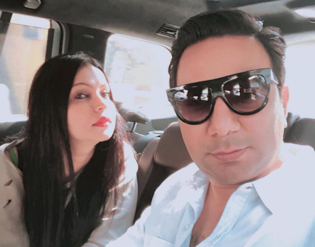 আহমেদ খান-শাইরা: তিনি একাধারে নামী কোরিওগ্রাফার, অন্যদিকে অভিনেতা, পরিচালক, প্রযোজক এবং দক্ষ স্ক্রিপ্ট রাইটার। ‘মিস্টার ইন্ডিয়া’, ‘লকির’, ‘নায়ক’ ইত্যাদি নানা ছবিতে অভিনেতারা তাঁরই ছন্দে পা মিলিয়েছেন। আহমেদের স্ত্রী শাইরা প্রযোজনার কাজ করেন। ‘পেপারডল এন্টারটেনমেন্ট’ নামে তাঁদের একটি প্রোডাকশন হাউস রয়েছে তাঁদের।