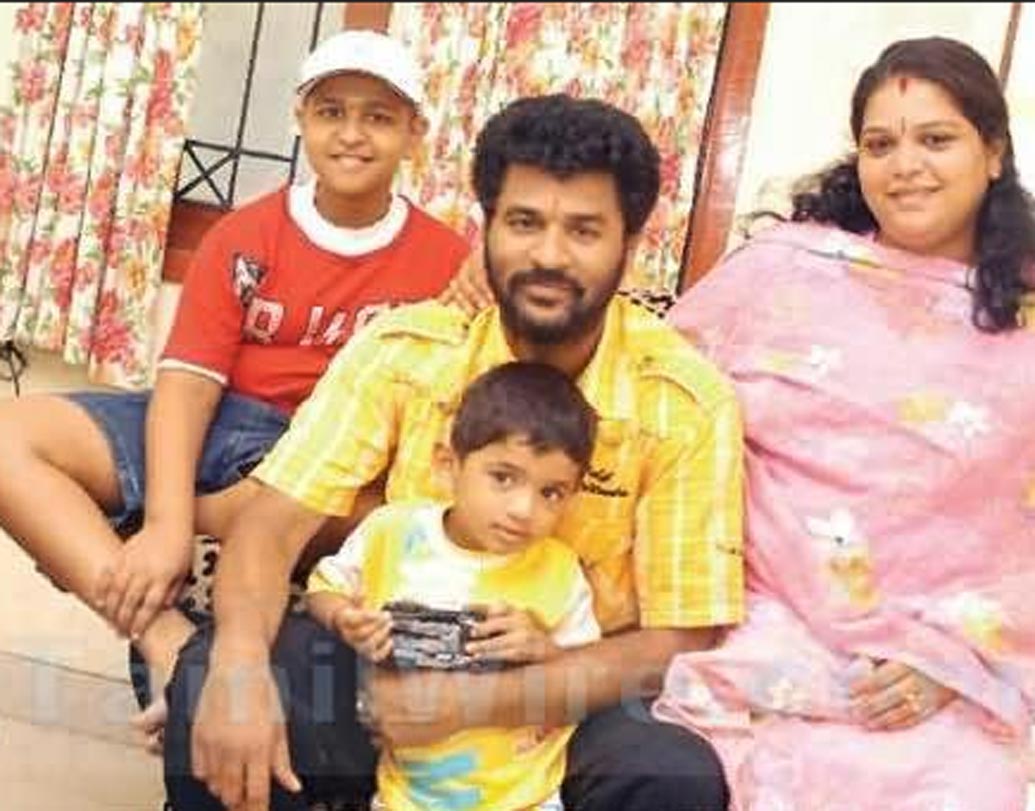 প্রভু দেবা-রামলাথ: ‘মুকাবিলা..’ থেকে ‘এবিসিডি’, তাঁর নাচে মুগ্ধ গোটা দেশ। ১৯৯৫ সালে রামলাথকে বিয়ে করেন প্রভুদেবা। বিয়ের পর ধর্ম পরিবর্তন করে লাথা নাম নেন রামলাথ। ২০১১ সালে তিক্ততার সঙ্গে প্রভুদেবা-রামলাথের সম্পর্কের ইতি হয়। শোনা গিয়েছে, দক্ষিণী অভিনেত্রী নয়নতারার সঙ্গে নাকি সম্পর্কে জড়িয়ে পড়েছিলেন প্রভুদেবা।