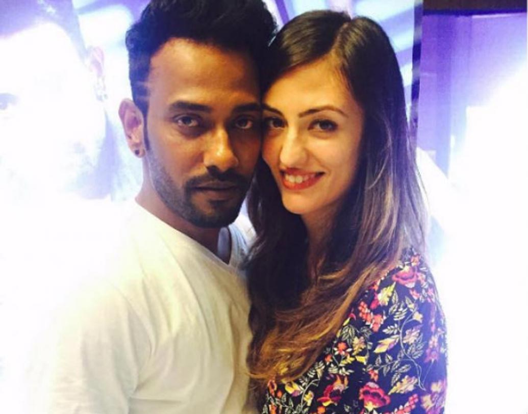 ধর্মেশ-ব্রেশনা: ‘ডান্স ইন্ডিয়া ডান্স’ সিজন ২-এর সেটেই প্রথম আলাপ ধর্মেশ ও ব্রেশনার। শোনা গিয়েছে, তাঁরা নাকি এখন চুটিয়ে প্রেম করছেন। স্টেজ শো থেকে রেস্তোরাঁ একই সঙ্গে দেখা যাচ্ছে তাঁদের। খুব তাড়াতাড়ি বিয়ের পিঁড়িতেও বসতে চলেছেন ধর্মেশ-ব্রেশনা।