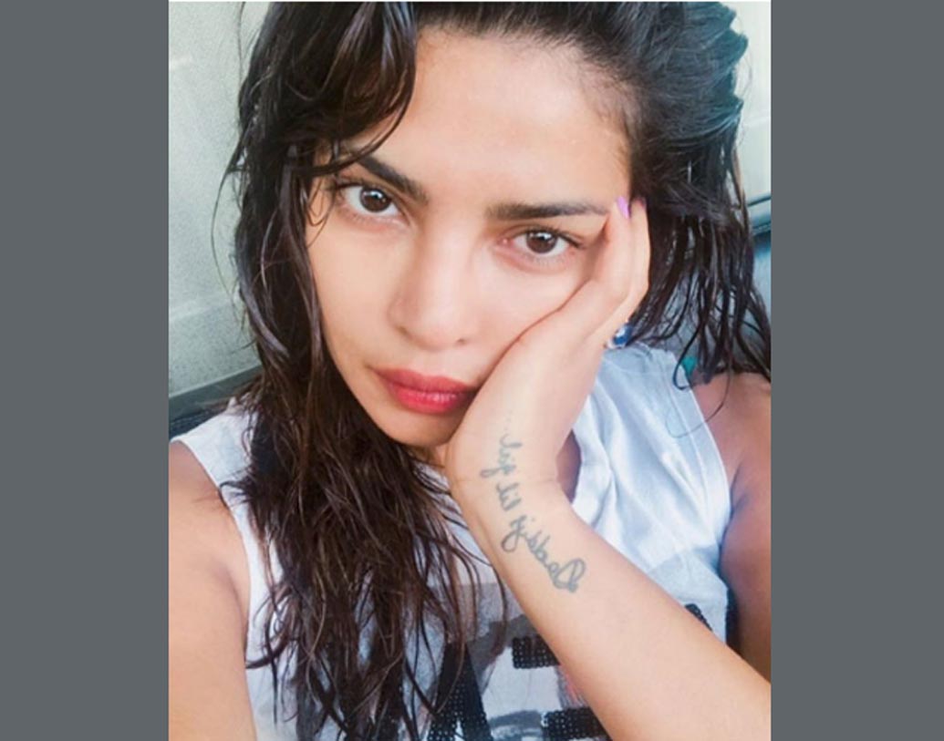 প্রিয়ঙ্কা চোপড়া: বলিউডের গ্ল্যামার কুইন এখন ঘাঁটি গেড়েছেন হলিউডে। সোশ্যাল মিডিয়াতে সবসময়েই ট্রেন্ডি প্রিয়ঙ্কা। কখনও নামী ব্র্যান্ডের আউটফিটে, কখনও বন্ধু নিক জোনাসের সঙ্গে হাত ধরে প্রায়ই ক্যামেরায় ধরা দিচ্ছেন নায়িকা। প্রসাধনীর প্রলেপ ছাড়া ‘নো মেকআপ’ নিজস্বীতে পোজ দিয়েছেন ‘পিগি চপস’।